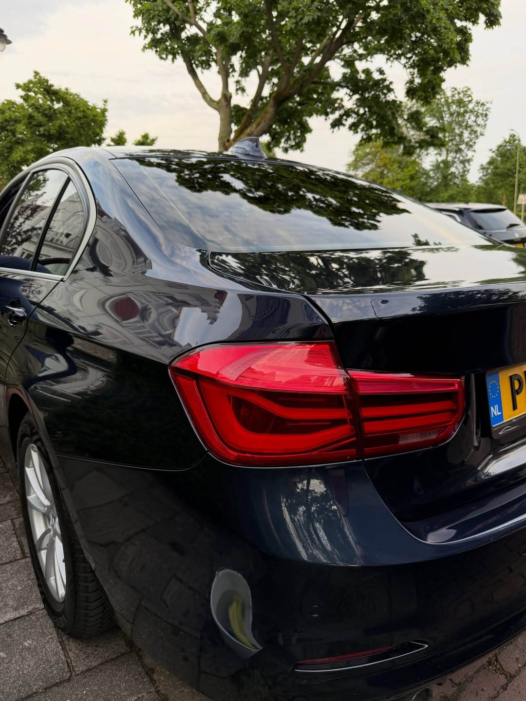 Zwarte BMW 4-serie met diepe glans na lakcorrectie