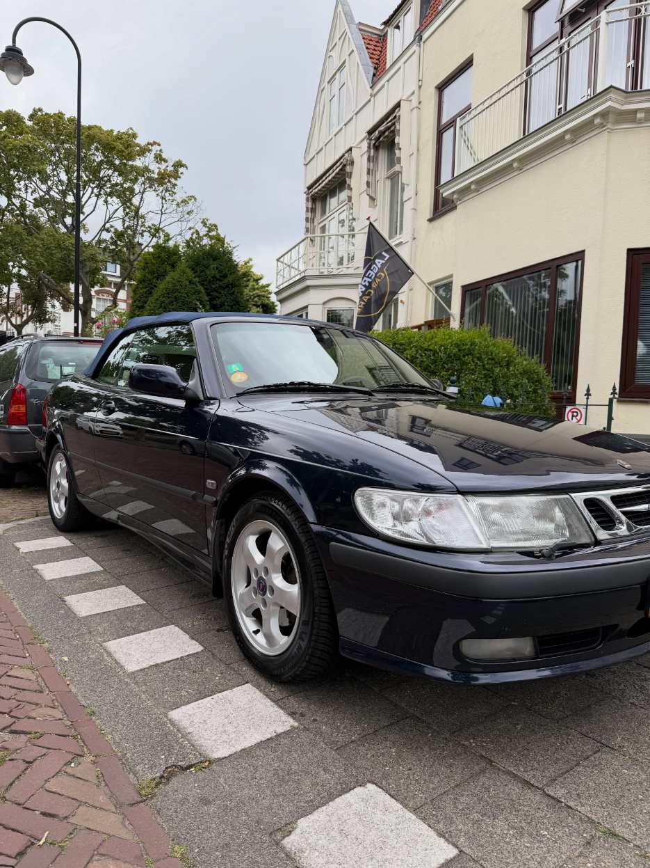 Donkere Saab 9-5 met gereinigde en gecoate lak