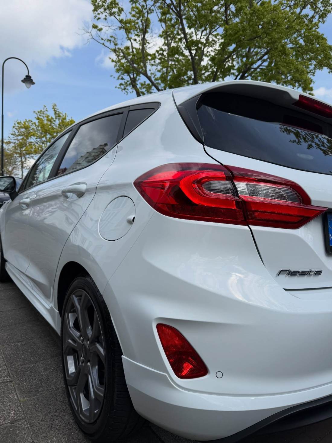 Witte Ford Fiesta na reiniging en polijstbeurt