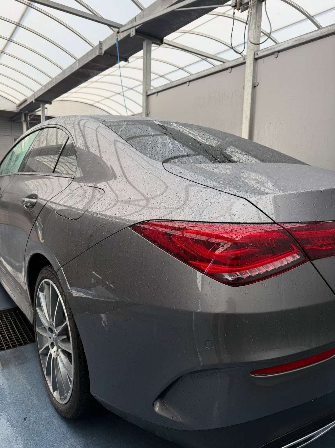 Mercedes CLA met verse keramische coating, water parelt van de lak