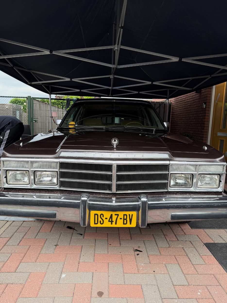 Klassieke Amerikaanse auto behandeld onder de overkapping